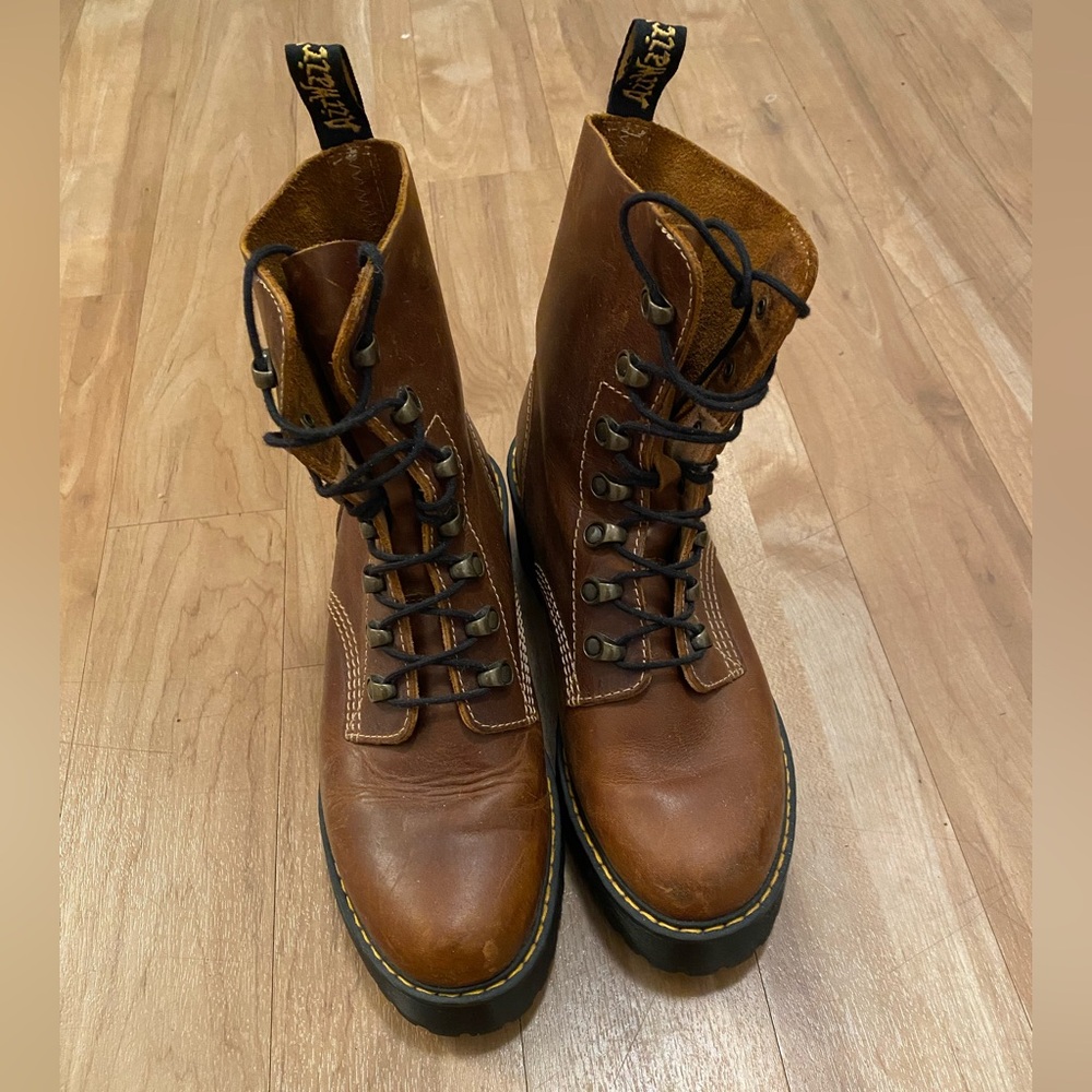 Dr. Martens Leona boots